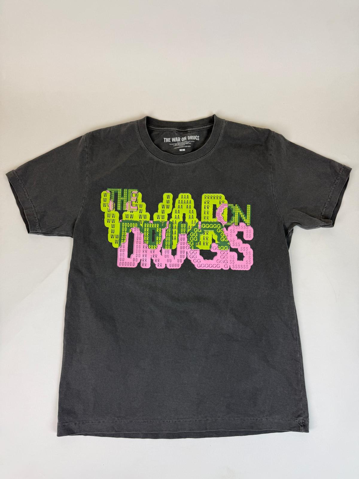20.1 THE WAR ON DRUGS - 26 TWOD BUBBLE LOGO GRAPHITE TEE