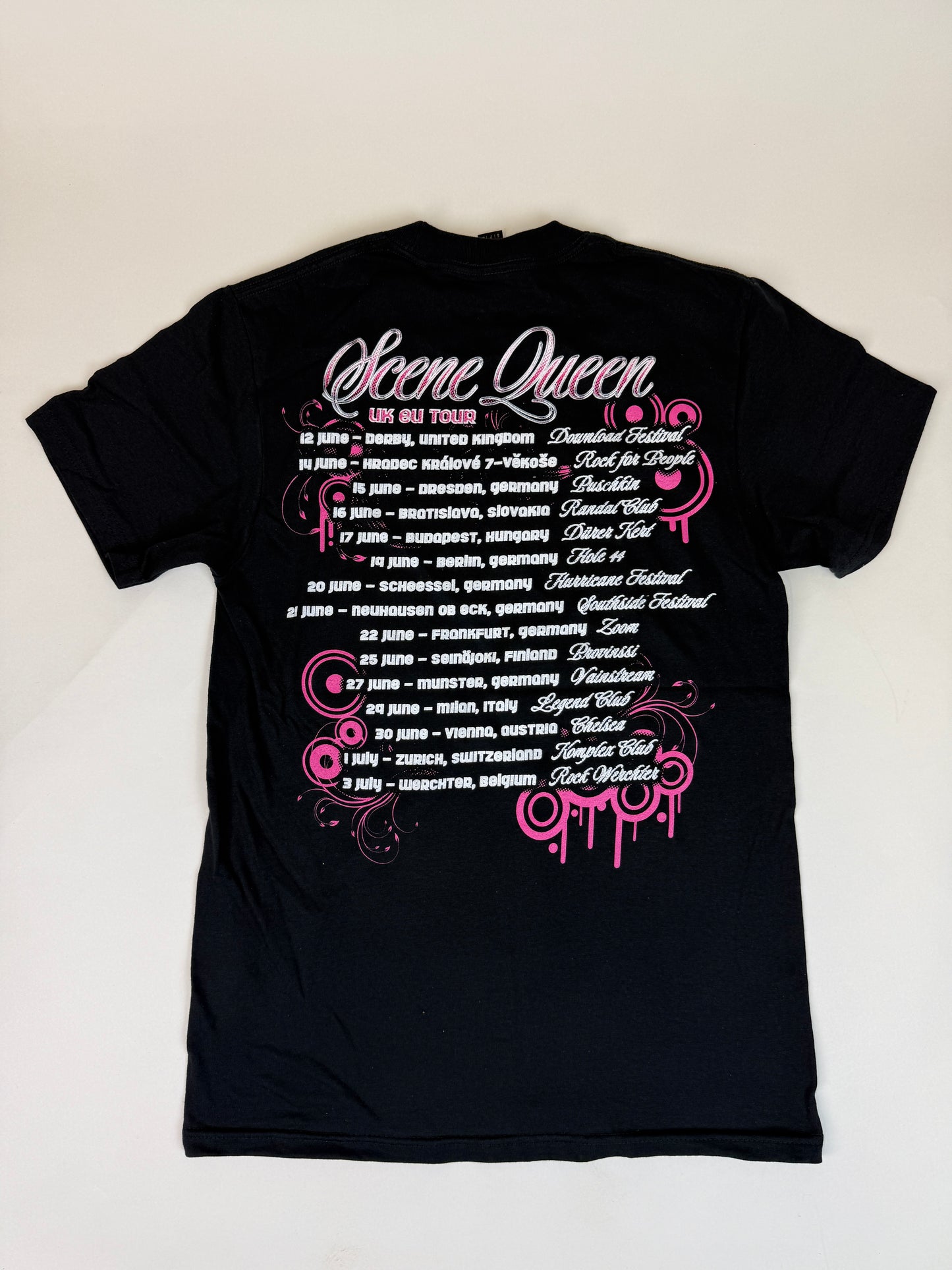 22.2 SCENE QUEEN - Women Black Tee