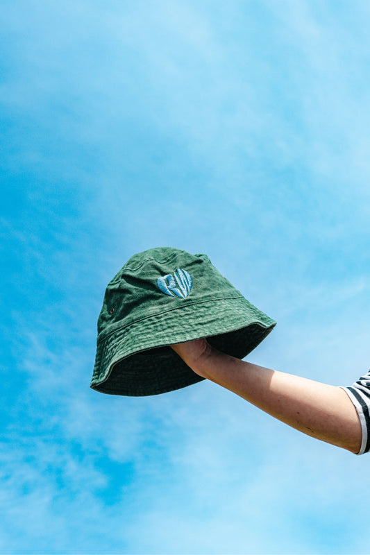 01.F25 RW Heart Bucket Hat